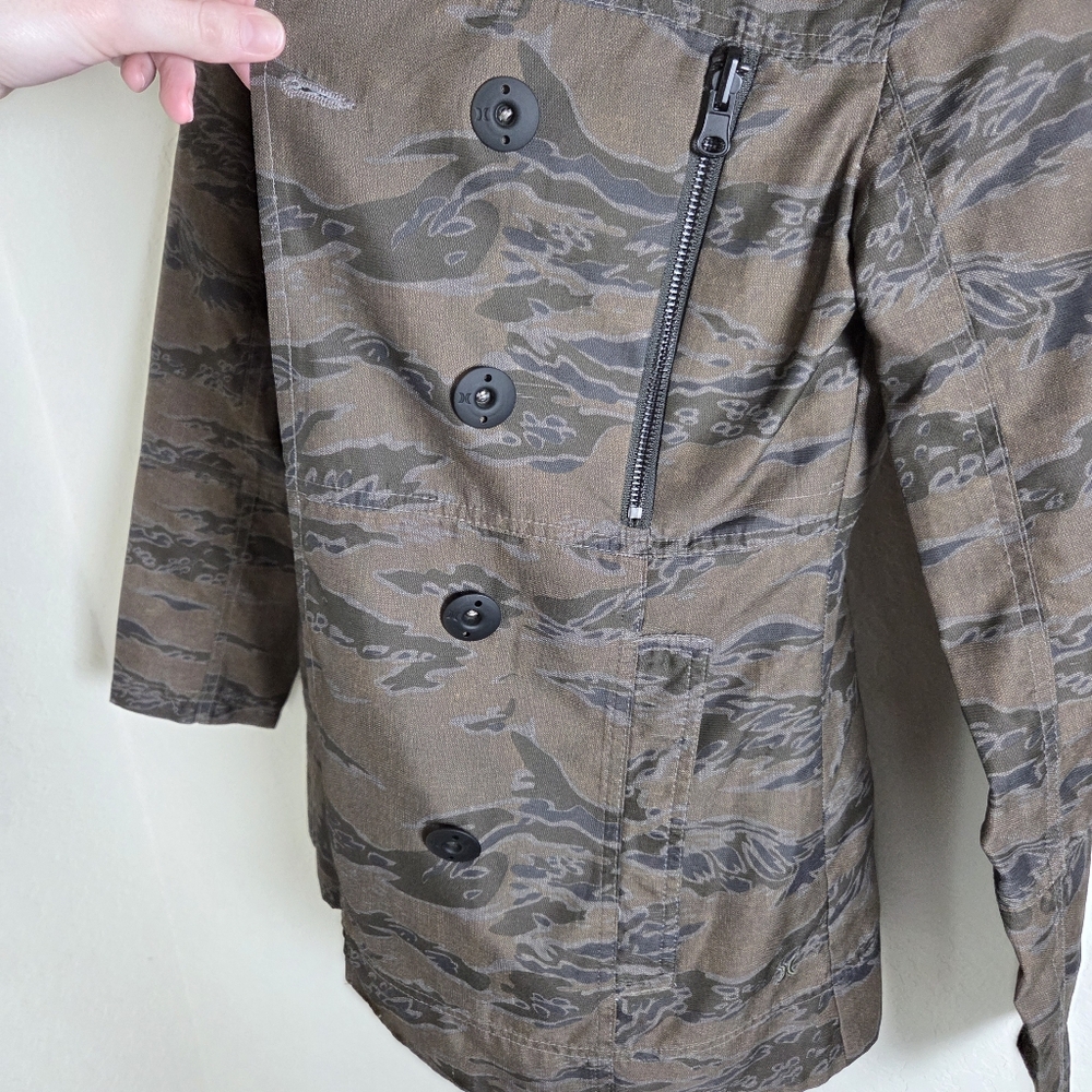 Hurley Camo Lightweight Utility Jacket With Colorful Tropical Trim Size Small - Picture 9 of 16